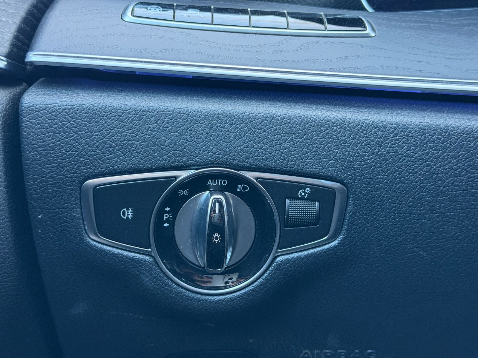 Fahrzeugabbildung Mercedes-Benz E 220 4Matic*MULTIBEAM*360°KAMERA*WIDESCREEN*PDC