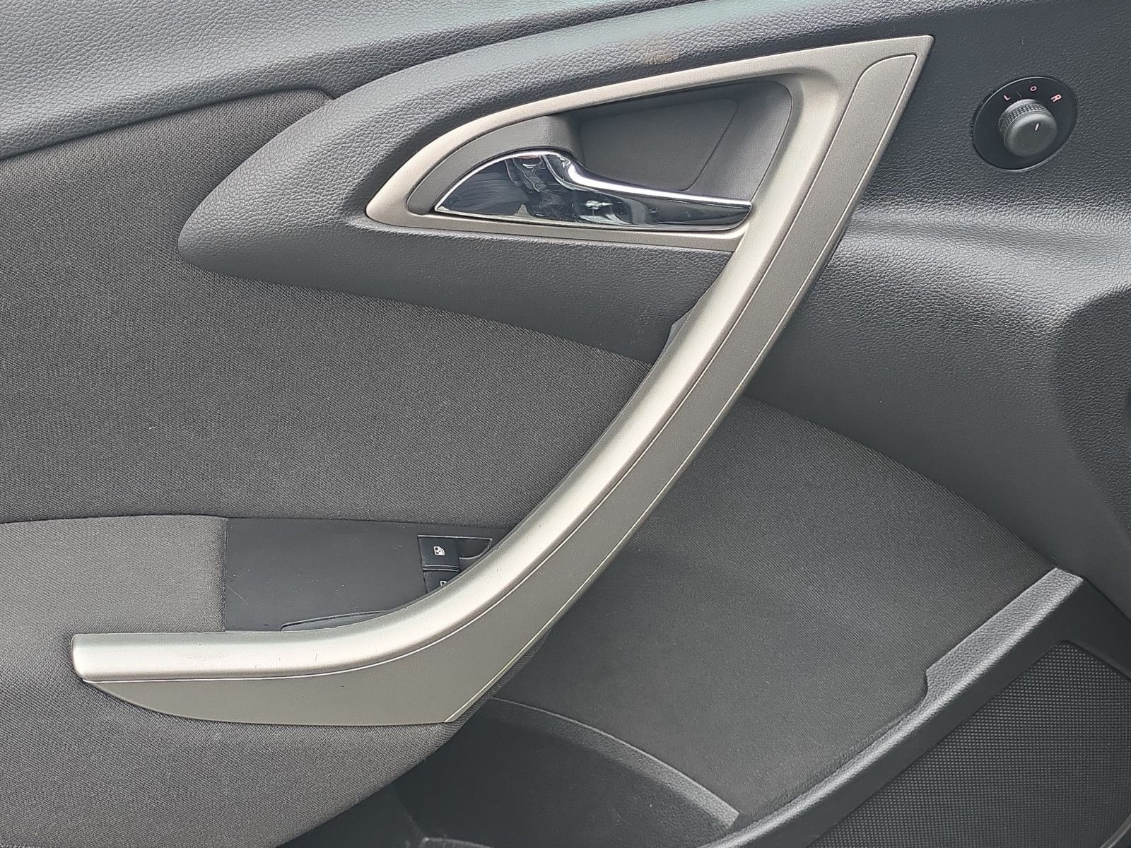 Fahrzeugabbildung Opel Astra J Lim. 5-trg Design Edition Klima Tempomat