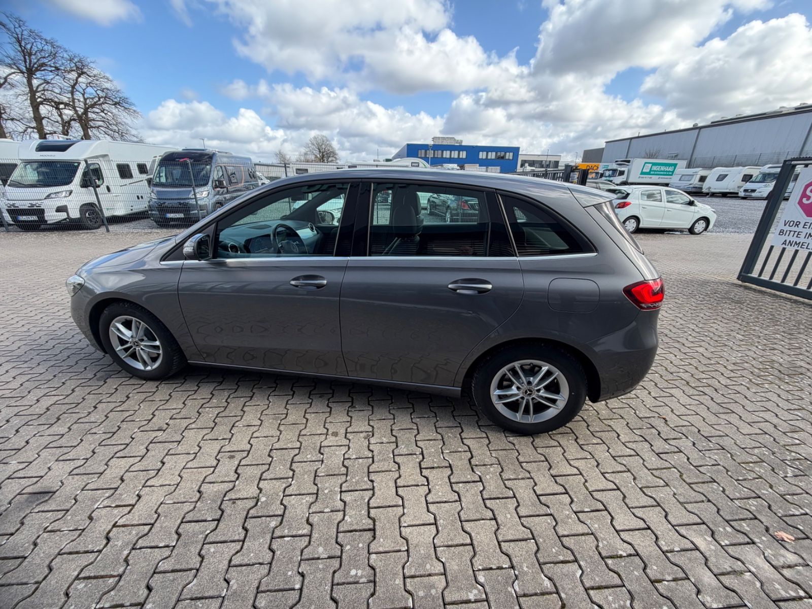 Fahrzeugabbildung Mercedes-Benz B 180 Business Paket