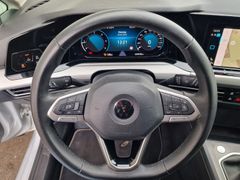 Fahrzeugabbildung Volkswagen Golf VIII Variant Life Navi LED RFK ACC StdHz