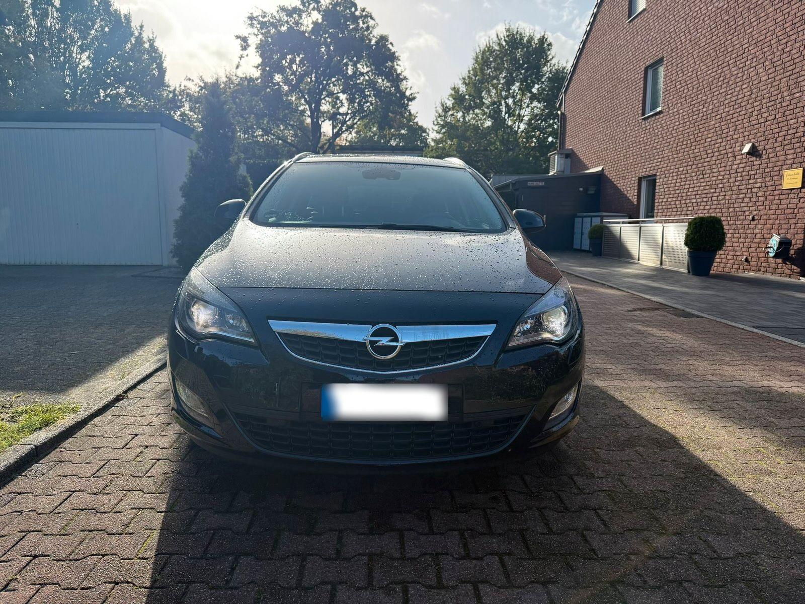 Opel Astra 2011 — photo 8