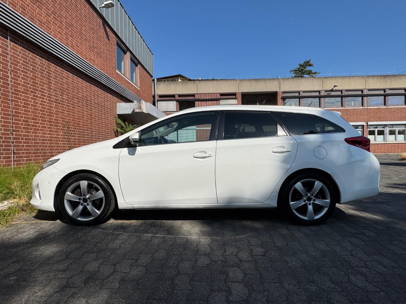 Toyota Auris 2015 — photo 8