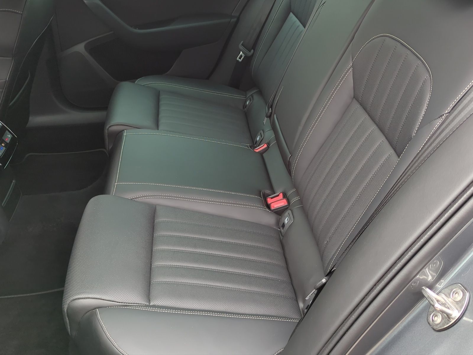 Skoda Superb Combi 2,0 TDI L&K 4x4 AHK PDC SiHz DSG imagem 3