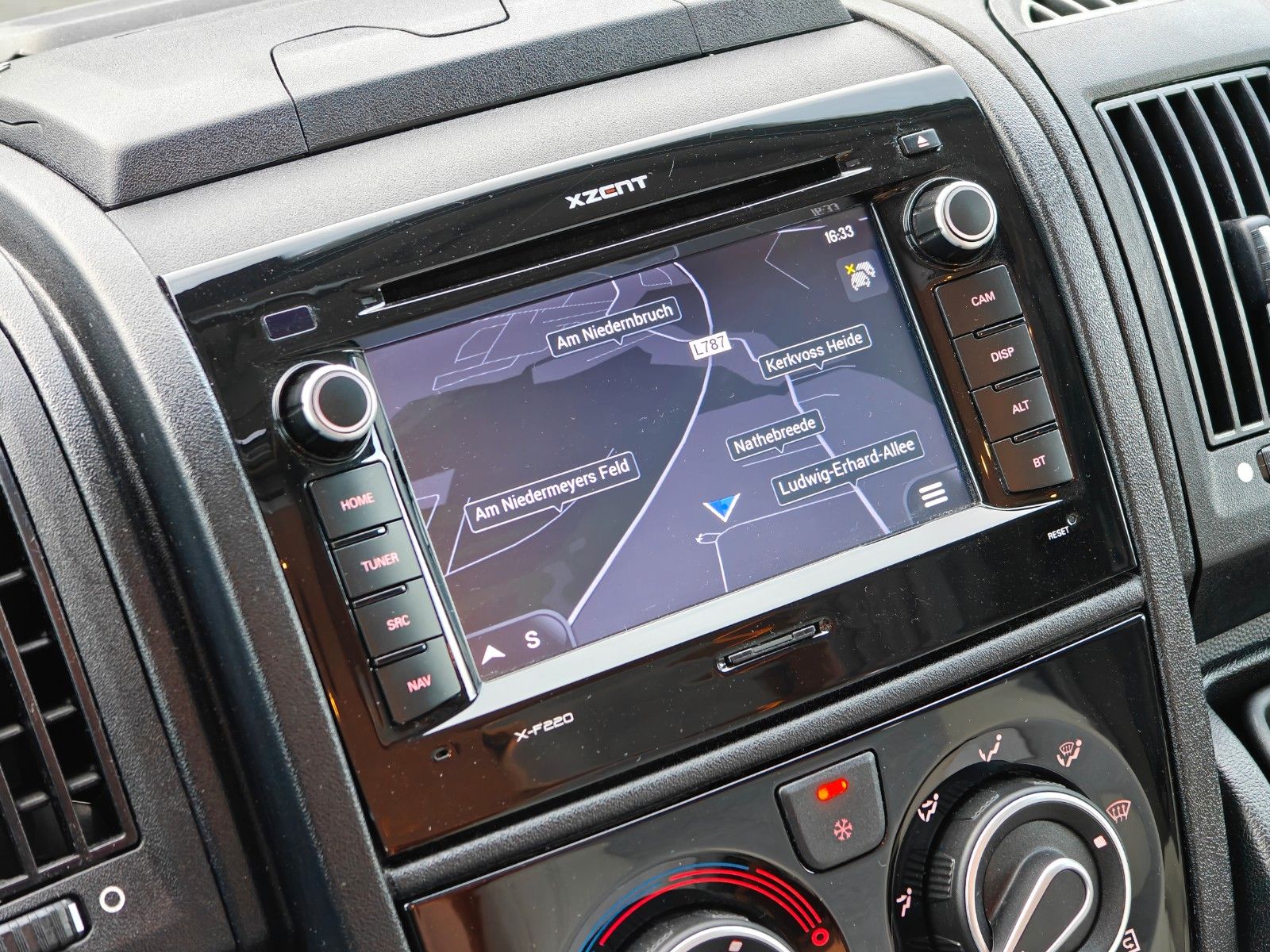 Fahrzeugabbildung Carado T-348 - Automatik, SAT, TV, 2x Solar, Hubbett -