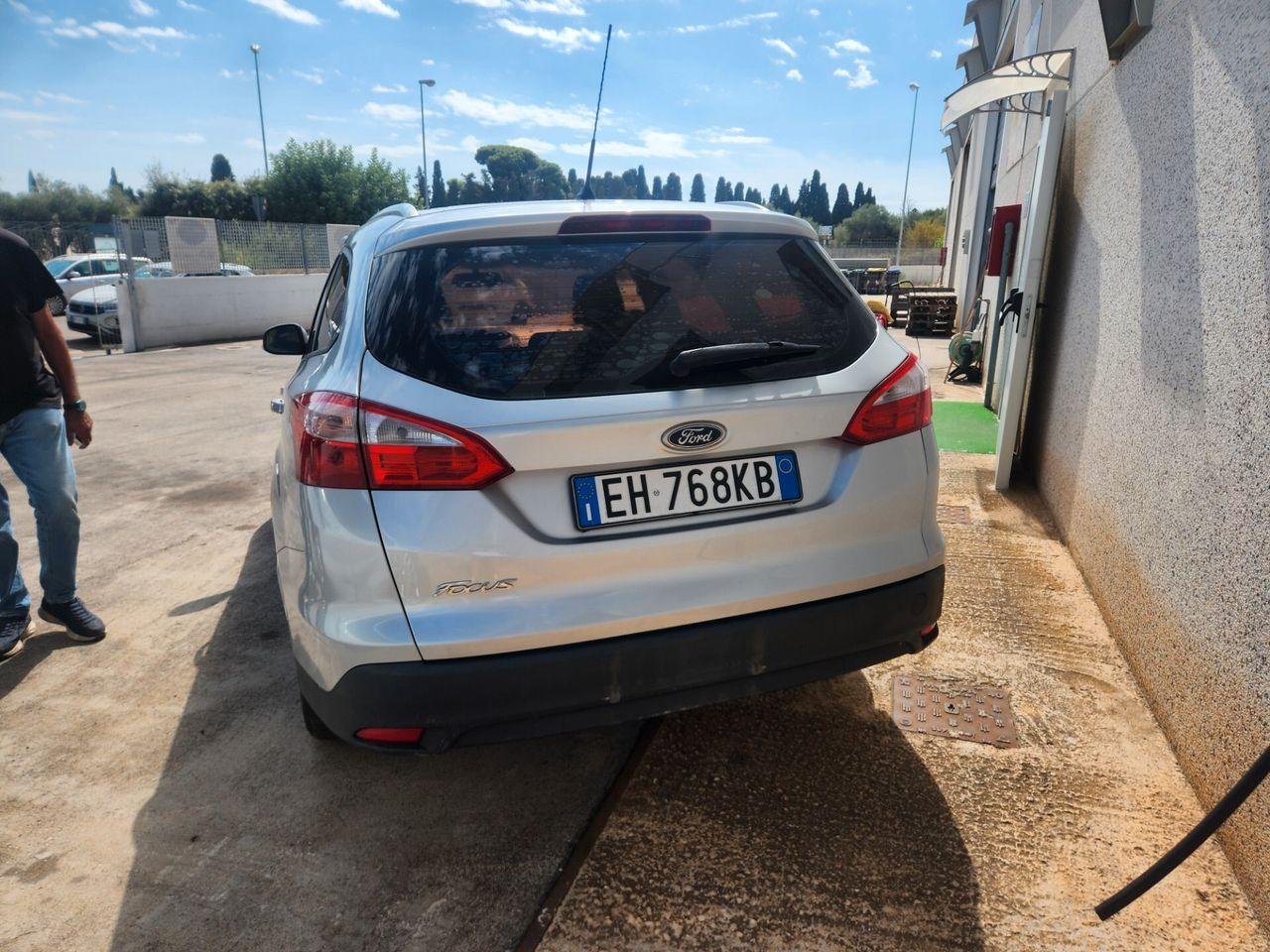 Ford Focus 2011 — салон