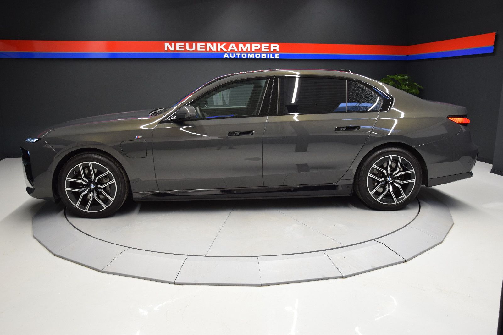 Fahrzeugabbildung BMW 750e L xDr M Sport 5-Sitze TV Chauffeur Kristall