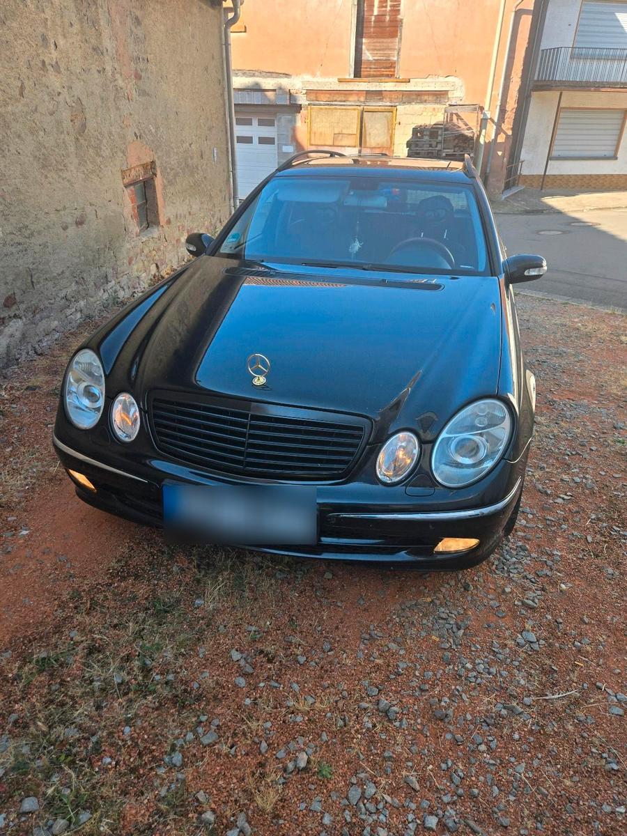 Mercedes-Benz E320 2004 — photo 10