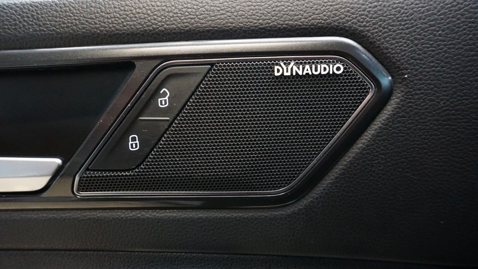Fahrzeugabbildung Volkswagen Tiguan 4Motion R line *PANO*KAMERA*PERLMUTT*