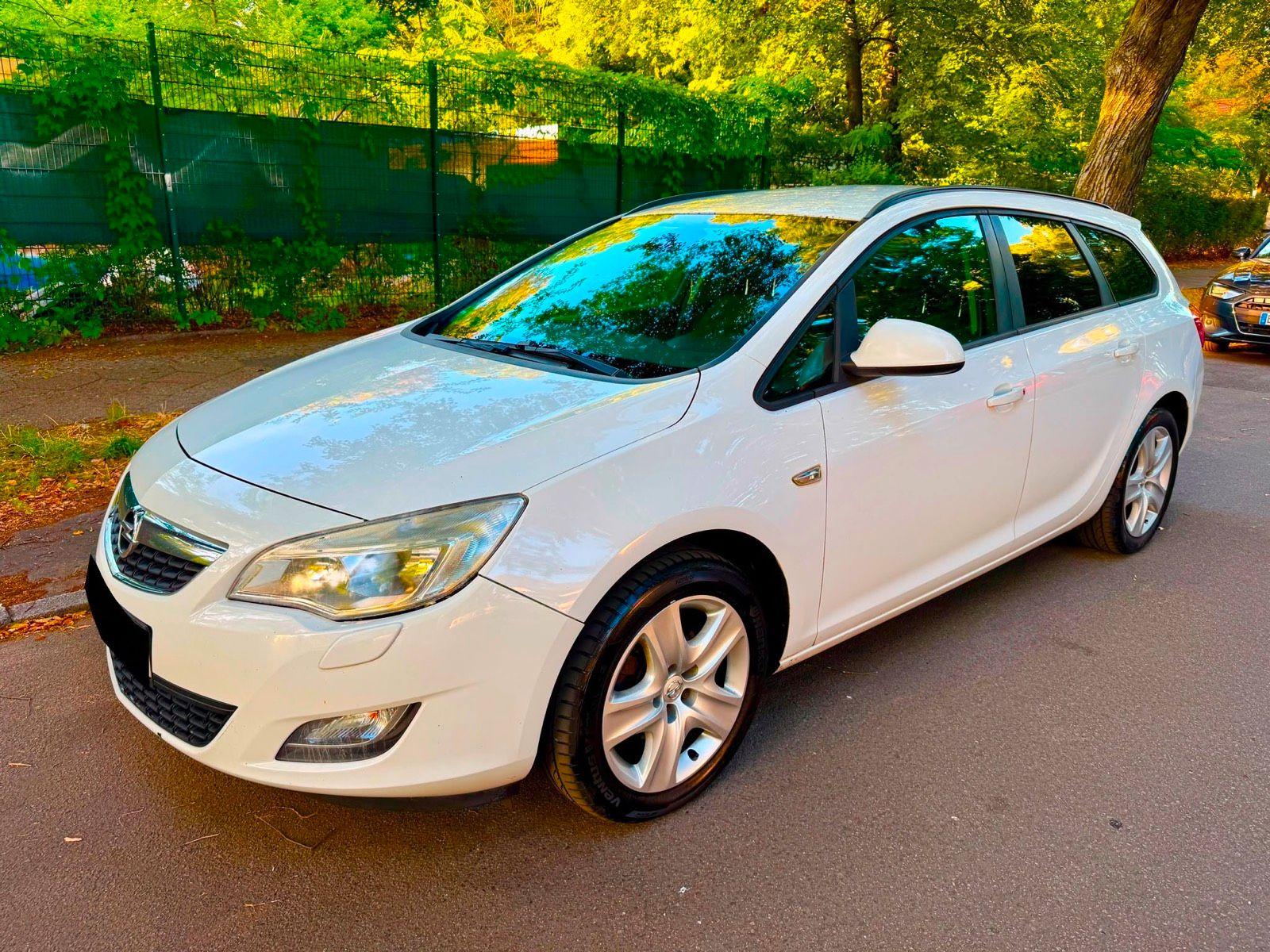 Opel Astra 2010 — rear view