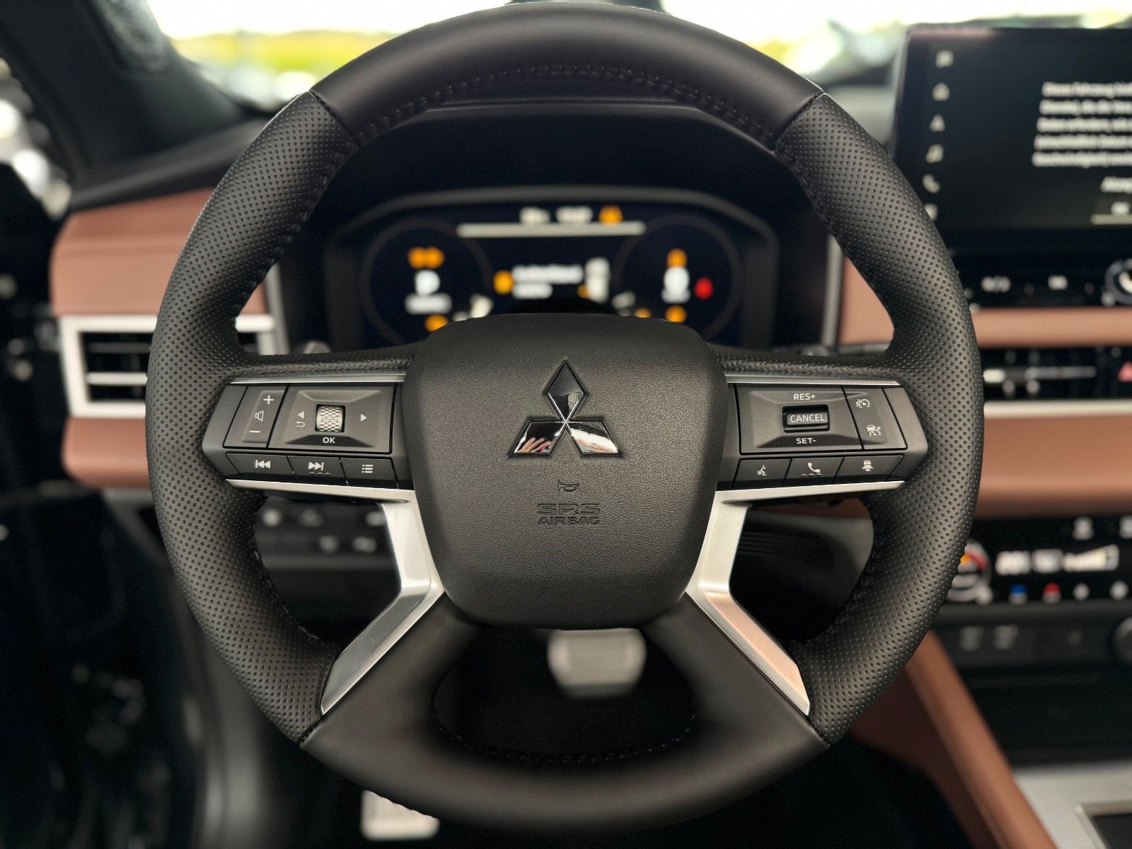 Fahrzeugabbildung Mitsubishi Outlander 2.4PLUG-IN HYBRID 4WD TOP Luxury-Paket