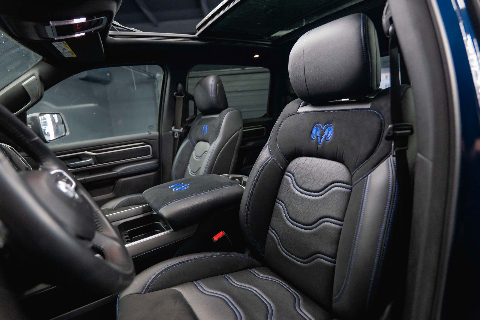 Fahrzeugabbildung Dodge RAM 5.7 V8 HEMI 4x4 NIGHT *Pano*LED* Unfallfrei