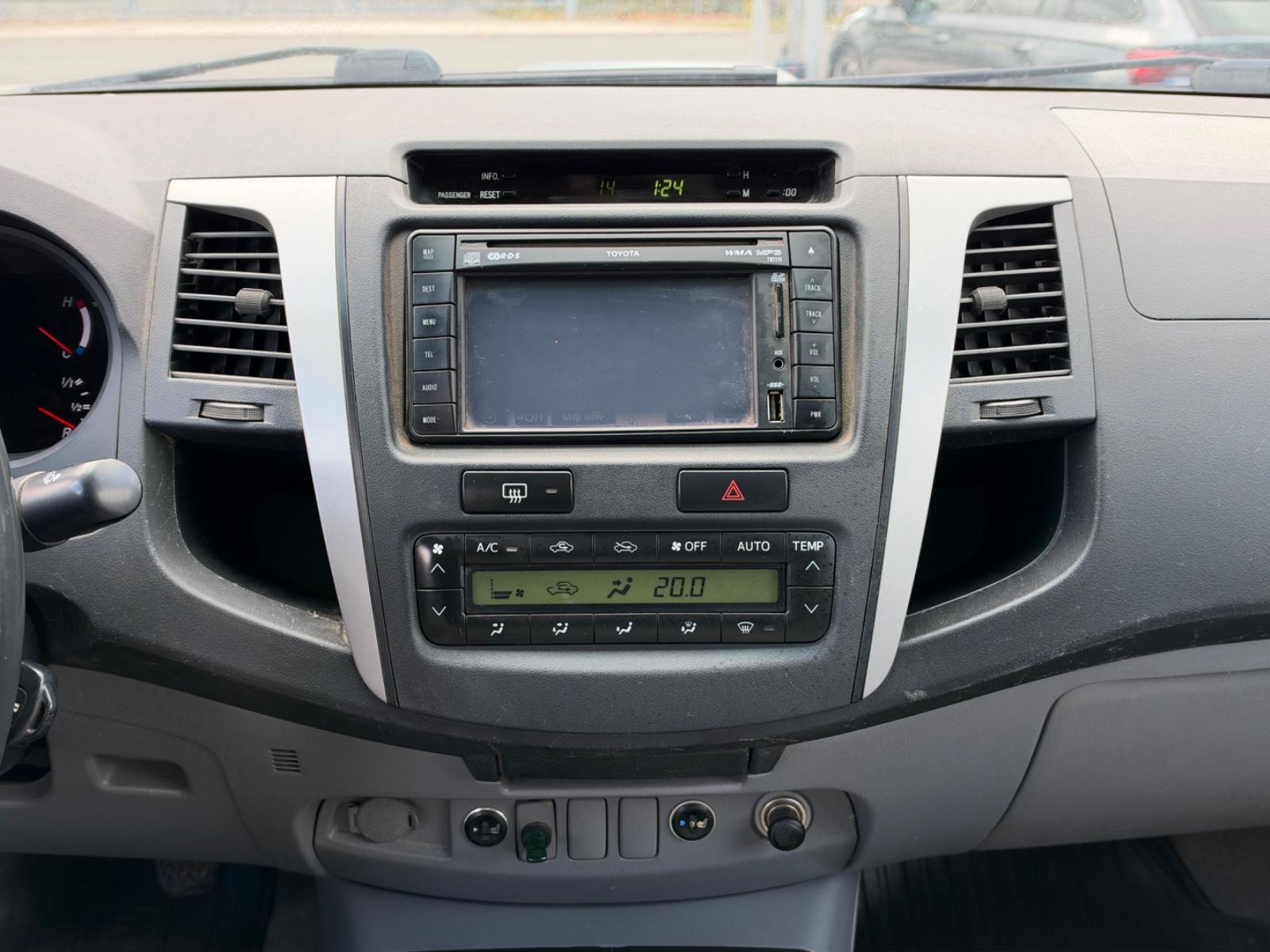 TOYOTA HILUX DOUBLE CAB LIFE 171 ch 4X4 BVM - TREUIL - ATTELAGE - 145000 km