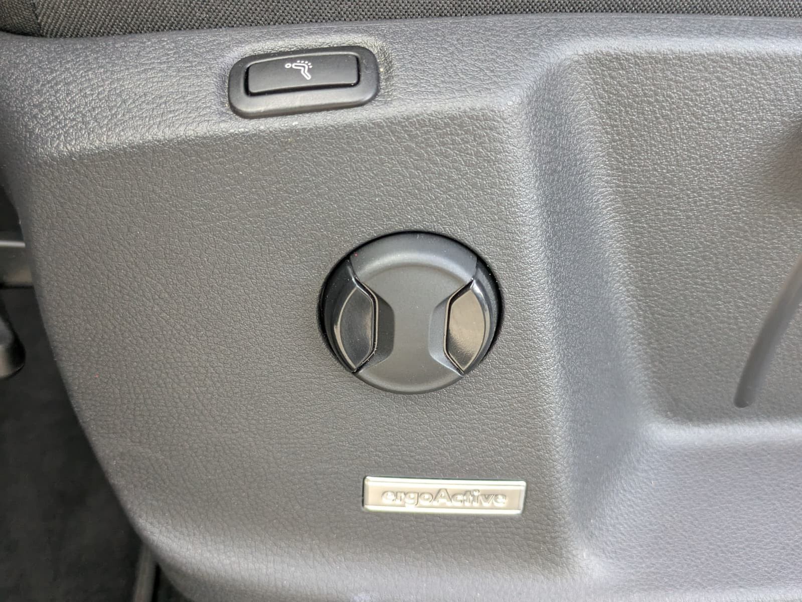 Fahrzeugabbildung Volkswagen Touran 2.0 DSG R-Line High BLACK Pano 7Si IQ AHK