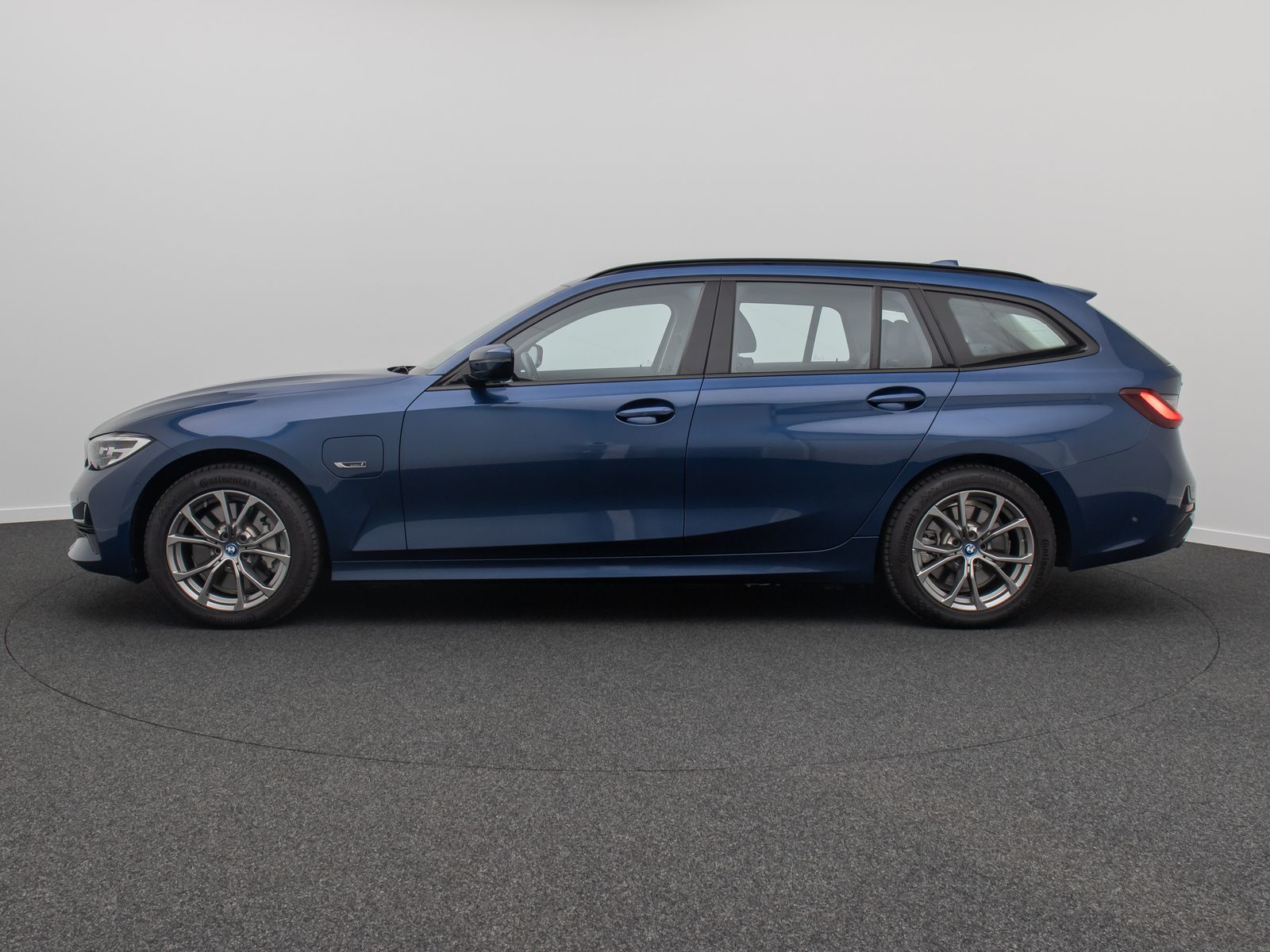 Fahrzeugabbildung BMW 330e xD Sport Line ACC Kamera DAB AHK Panorama
