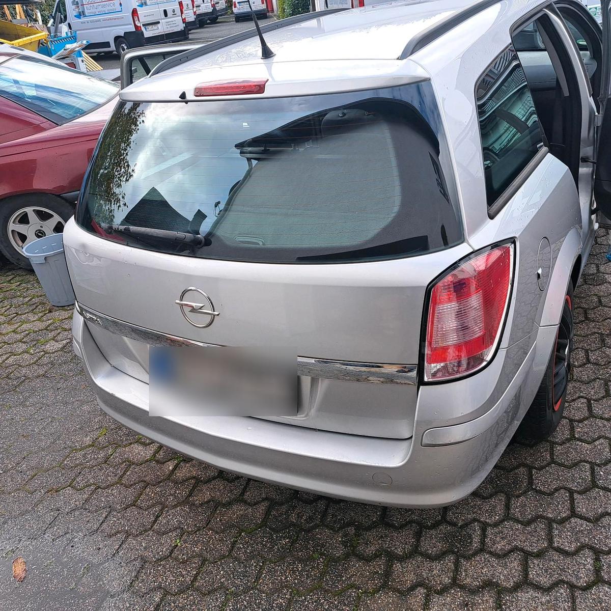 Opel Astra 2009 — rear view