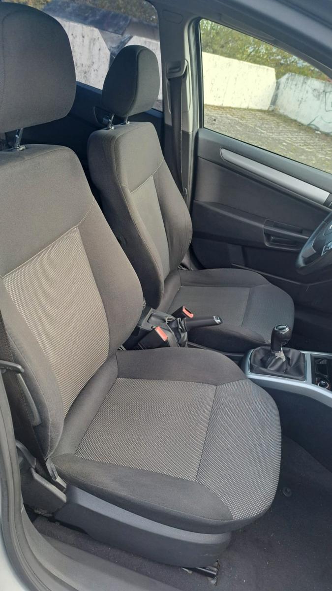 Opel Astra 2010 — photo 12