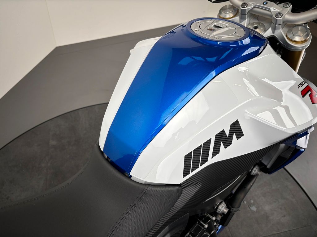 Fahrzeugabbildung BMW F900 R *TOP-AUSSTATTUNG *1. HAND *ARROW
