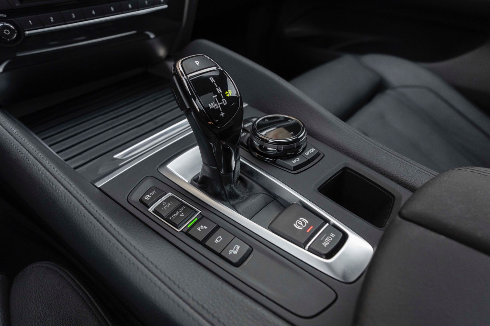 Fahrzeugabbildung BMW X6 xDrive35i M HUD H&K 360° LED TOTW PDC