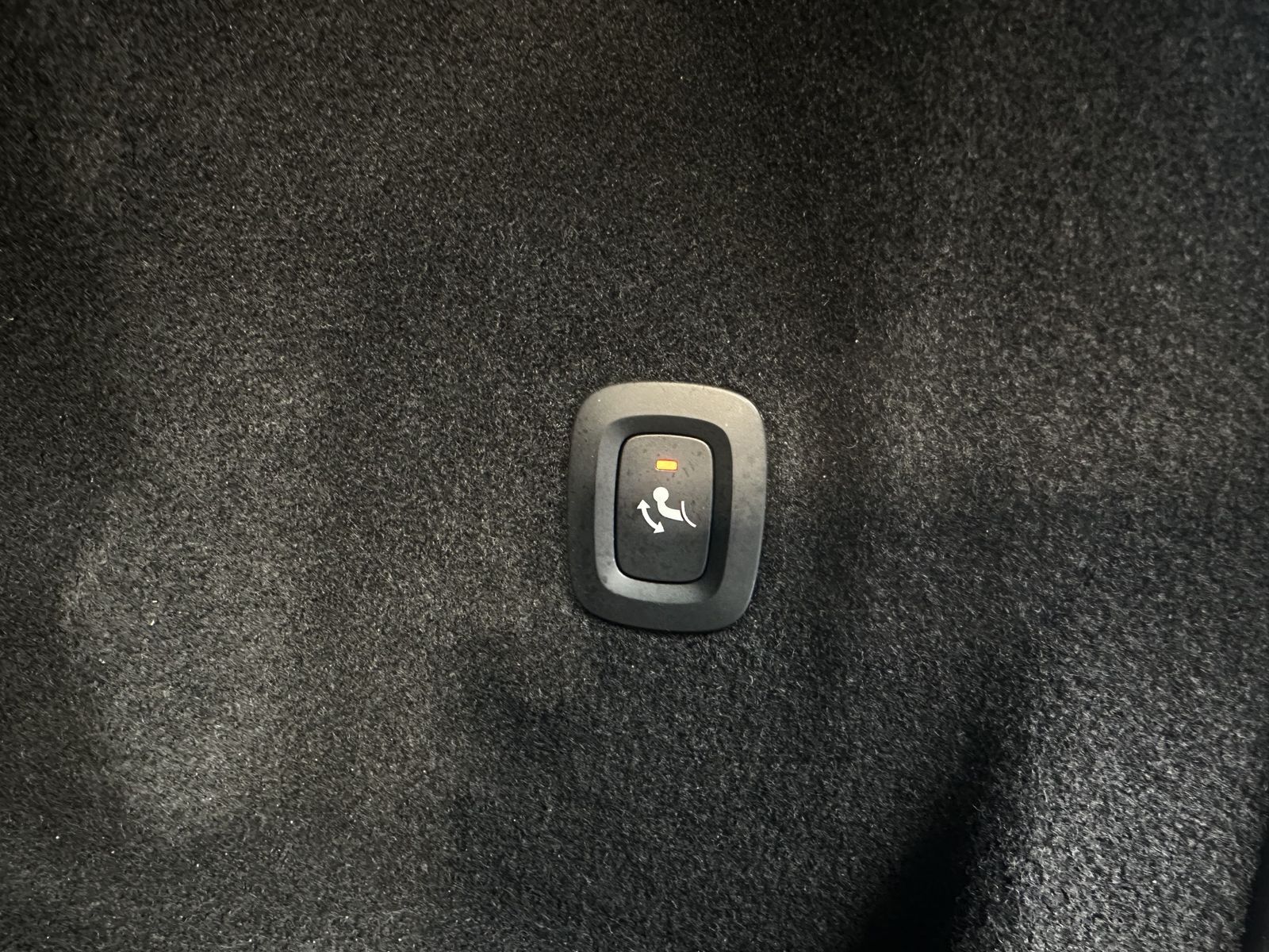 Fahrzeugabbildung Volvo XC60 B4 D Plus Dark NAV+LED+ACC+TOTW+AHK+H&K+1HD