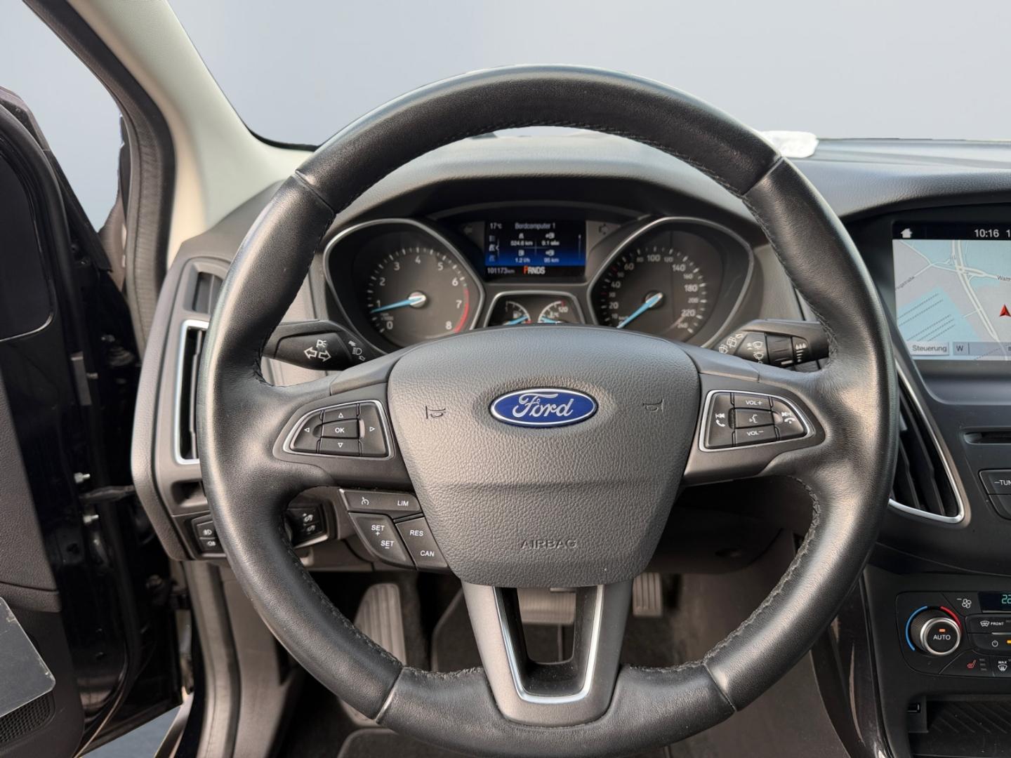 Ford Focus 1.5 Turnier Titanium *PDC v.&h.*SHZ*Klima*