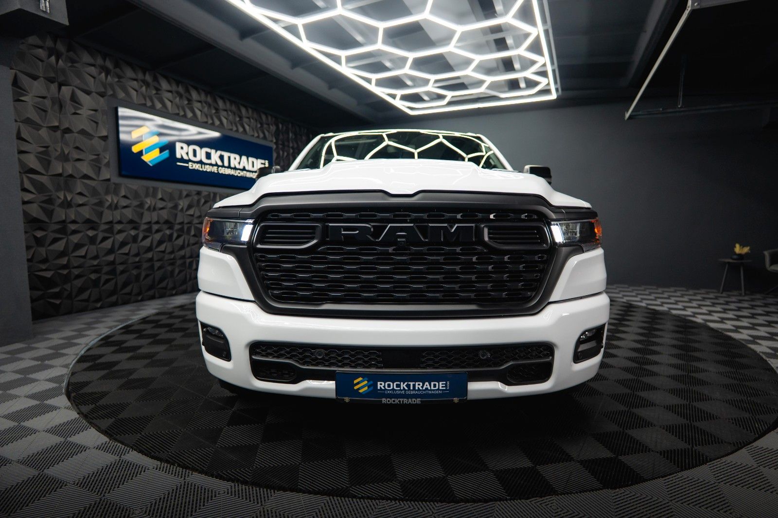 Fahrzeugabbildung Dodge RAM 3.6 V6 MY 25 Offroad Night-Paket ACC LED 19%