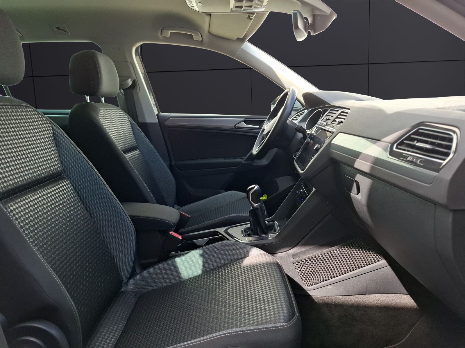 Fahrzeugabbildung Volkswagen Tiguan TDI Active LED Navi ACC Beifahrers. klapp
