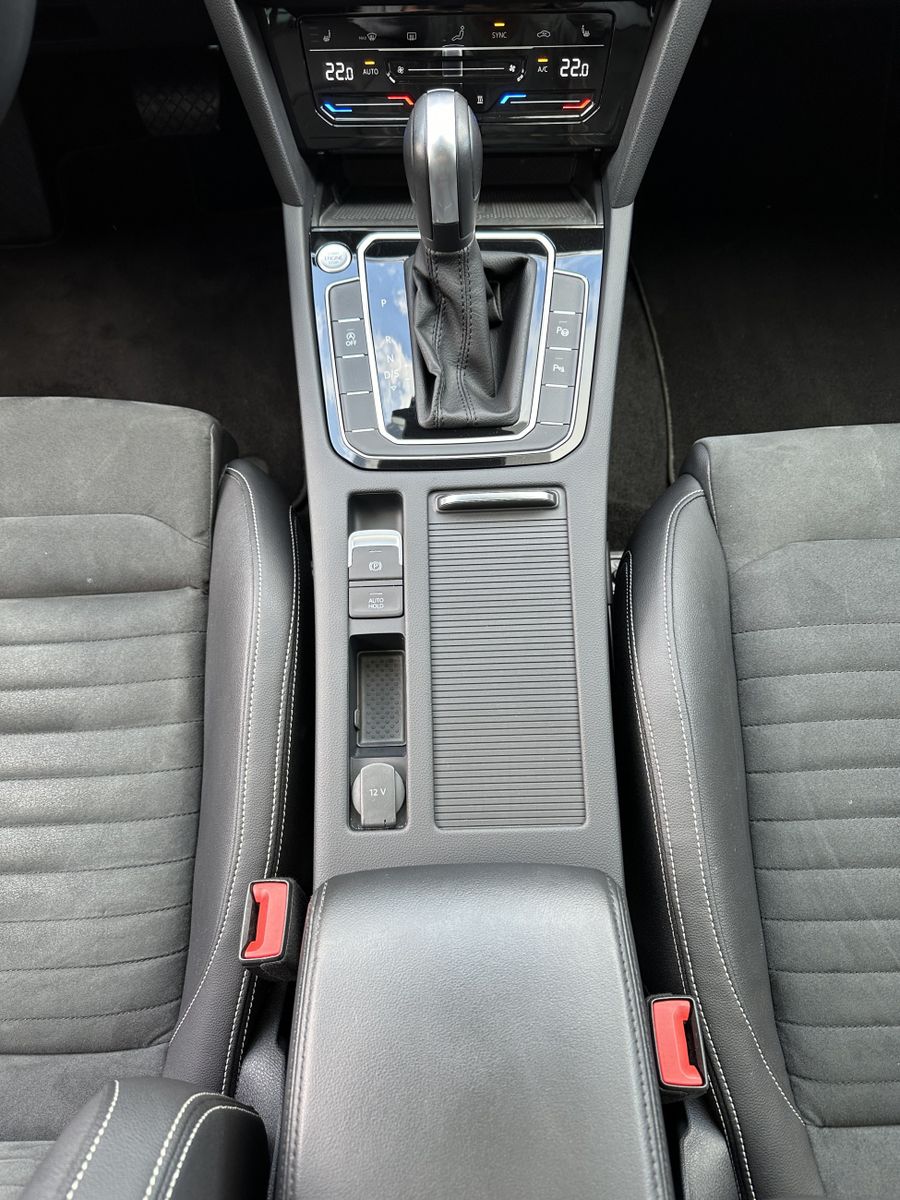 Fahrzeugabbildung Volkswagen Passat Variant 2.0 TDI 4M R-Line NAV+MED+PANO+PP