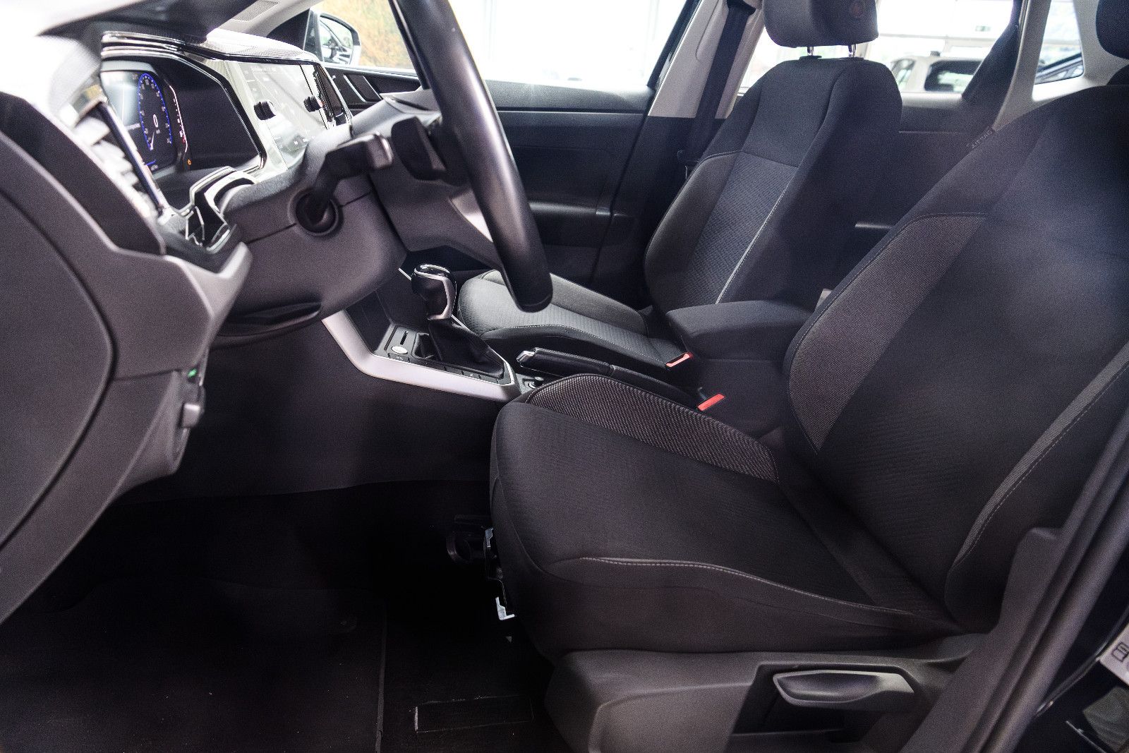 Fahrzeugabbildung Volkswagen Polo VI Life+LED+SHZ+NAVI+GJR+KEYLESS+DAB+AUTOMA