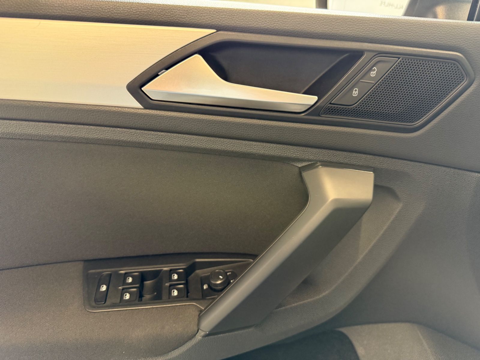 Fahrzeugabbildung Volkswagen Tiguan Comfortline Standheizung, Allwetterreifen