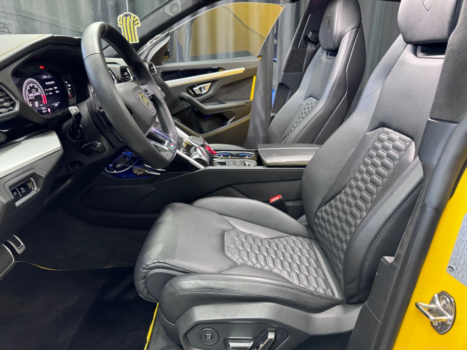 Fahrzeugabbildung Lamborghini URUS| MASSAGE | PANO |LUFT|B/O|NIGHT|23ZOLL|ADAS