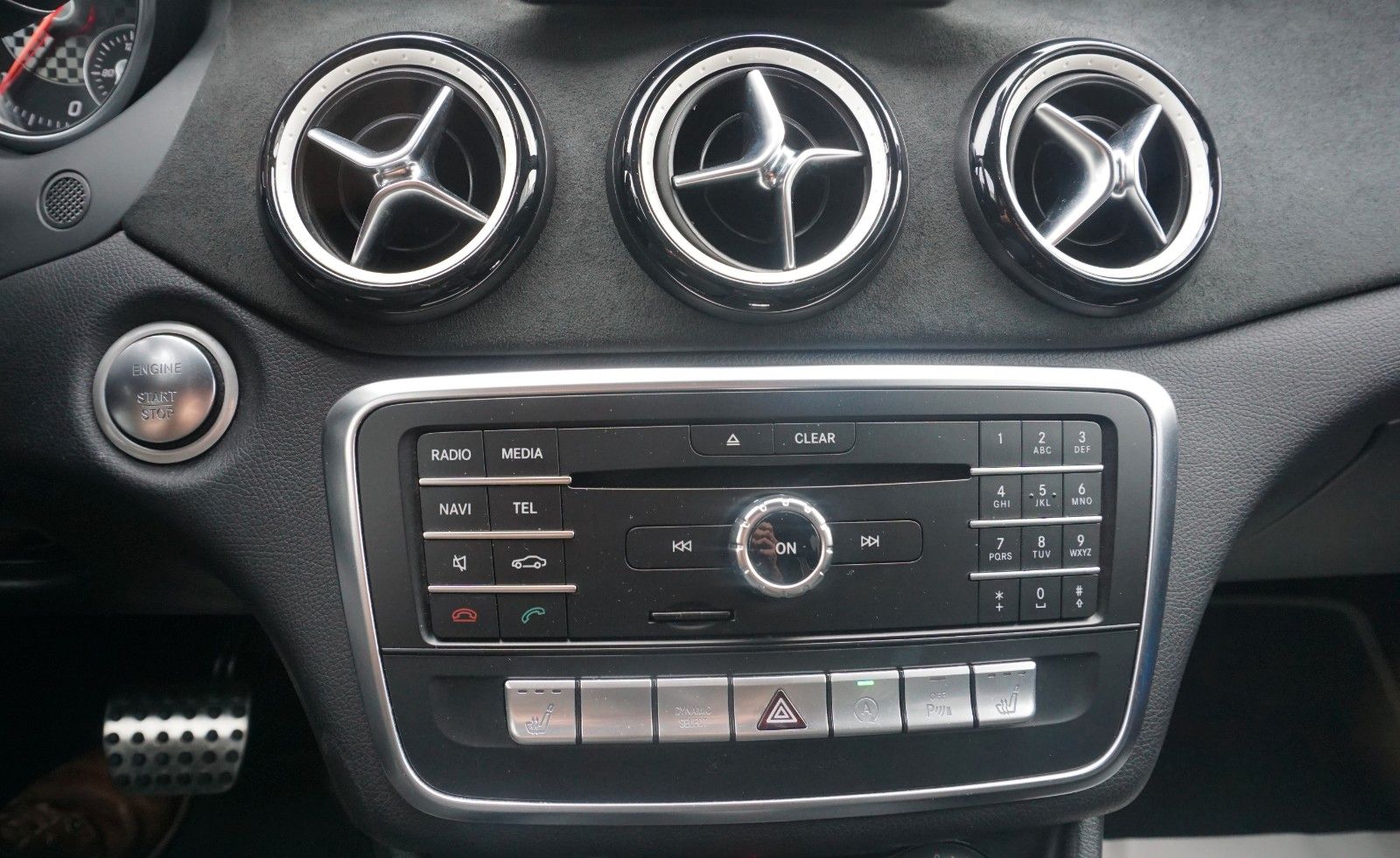 Fahrzeugabbildung Mercedes-Benz A 180d AMG Line T.Leder,LED, Navi,SH,PDC