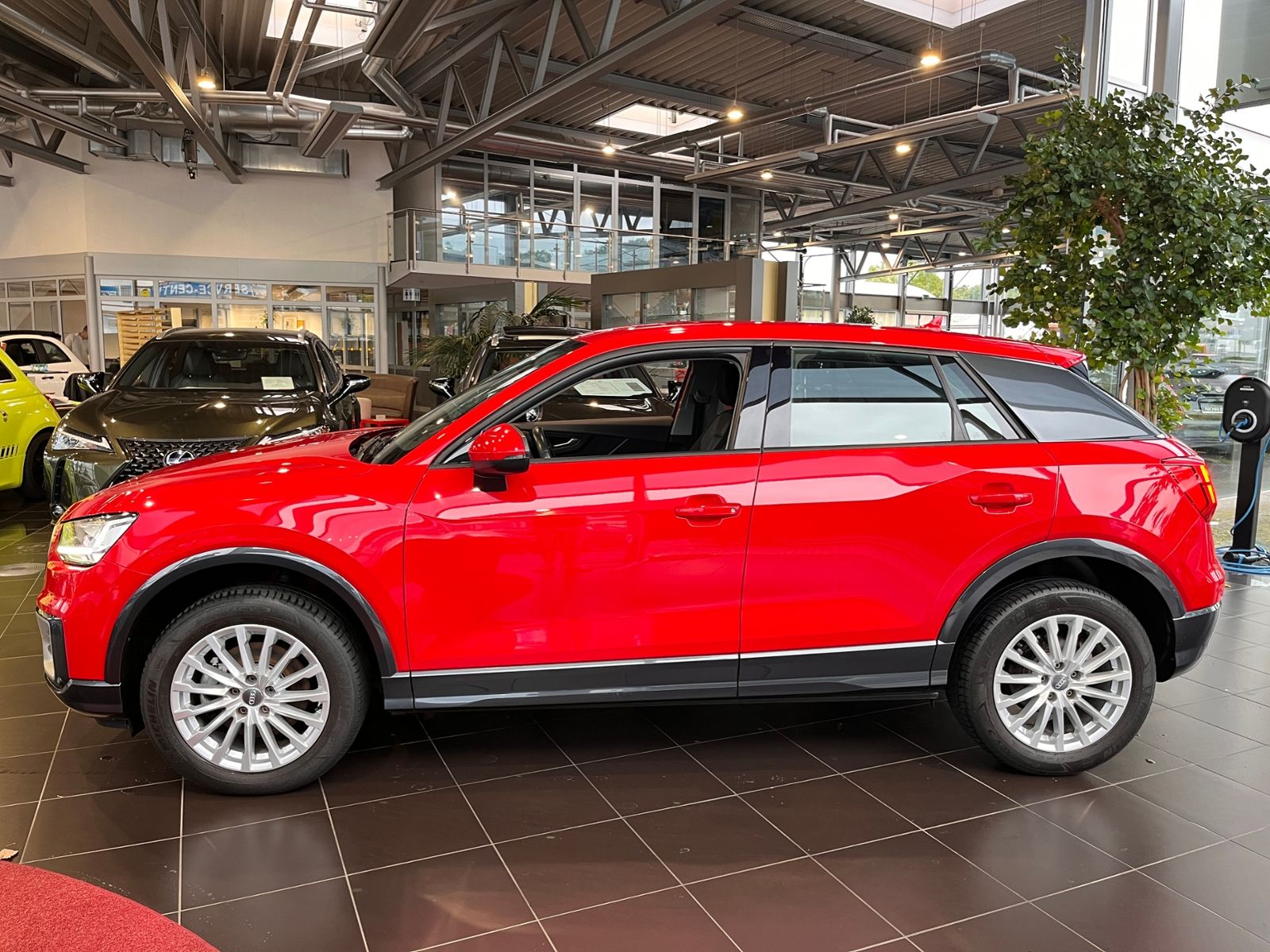 Fahrzeugabbildung Audi Q2 design AHK LED NAV PDC ALU