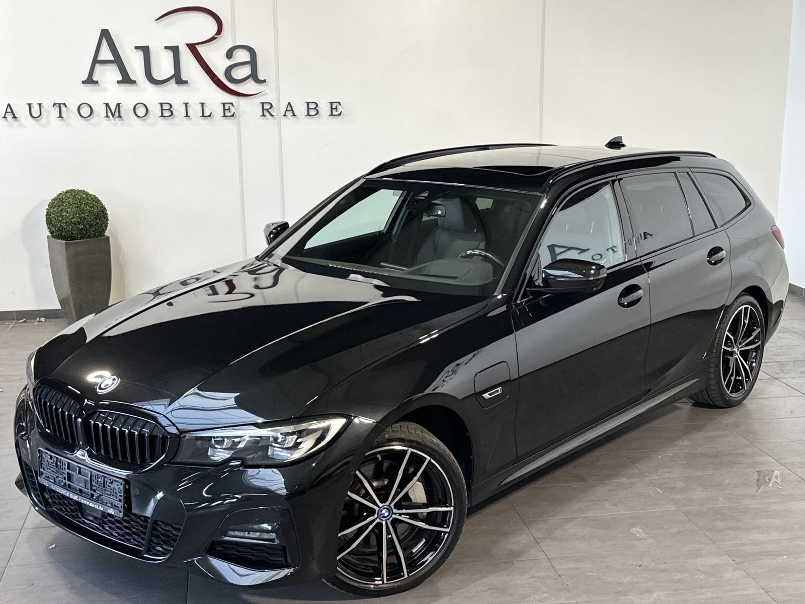 Fahrzeugabbildung BMW 330e Touring xDrive M-Sport NAV+LED+PANO+HEAD-UP