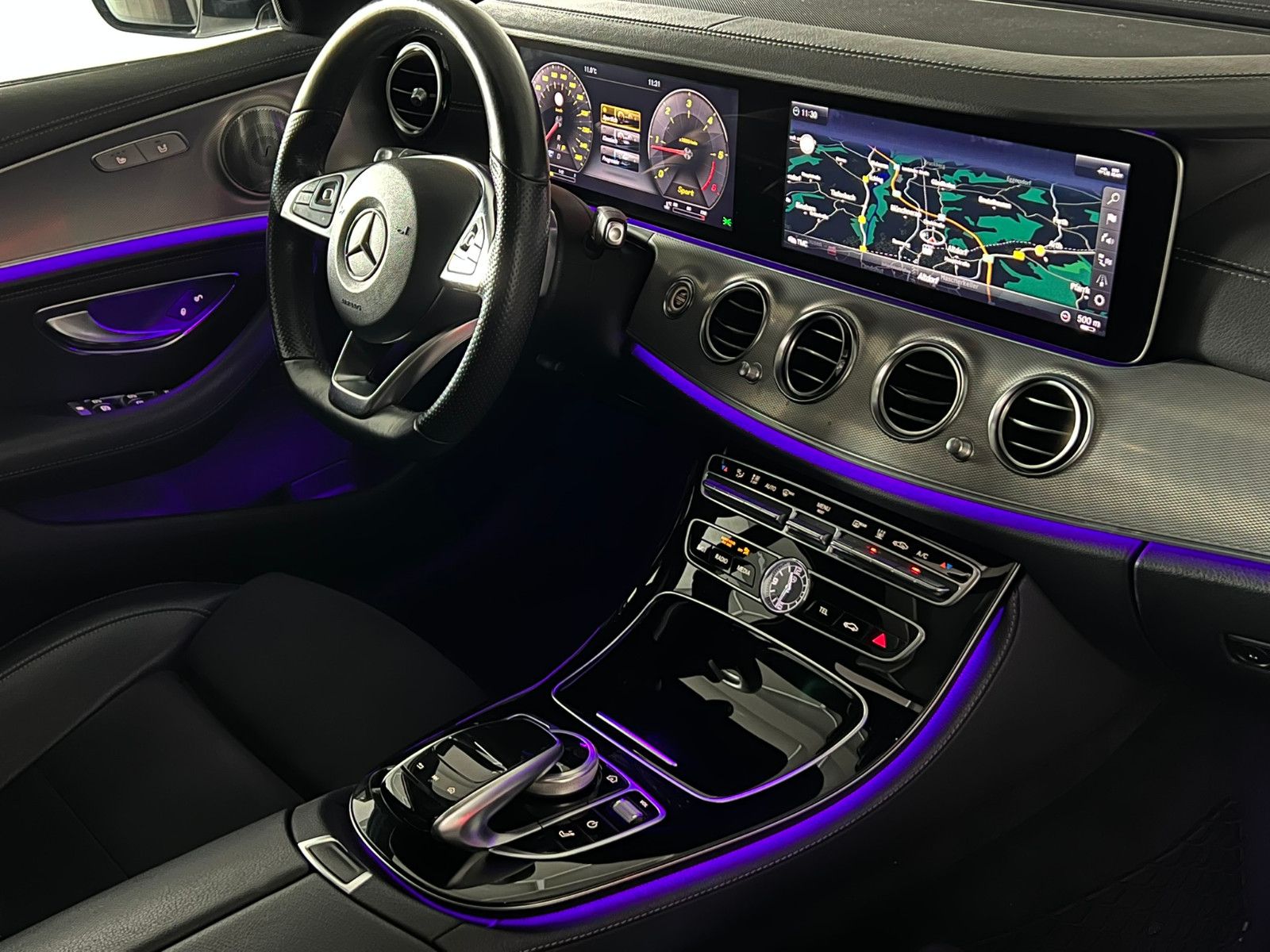 Fahrzeugabbildung Mercedes-Benz E 220 d AMG-LINE/PANO/BURMESTER/DISTRONIC PLUS