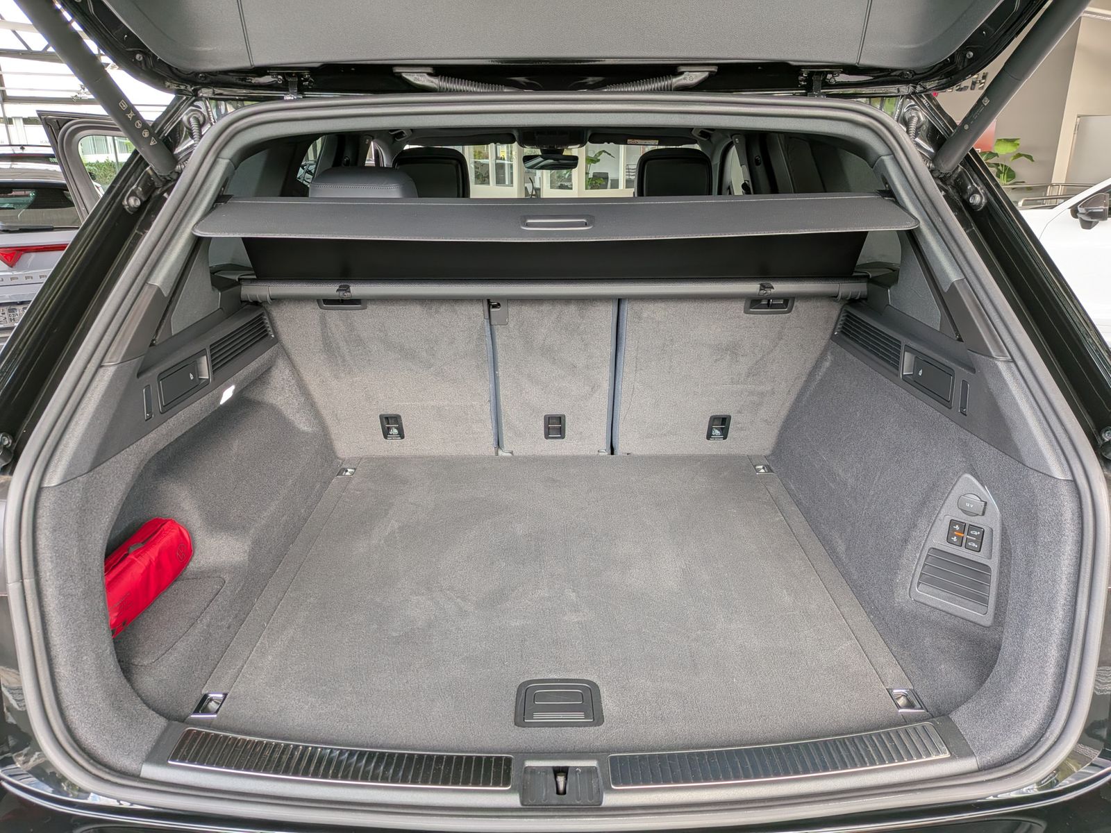 Fahrzeugabbildung Volkswagen Touareg 3.0TDI 4M R-Line VOLL Black 22" UPE 114T