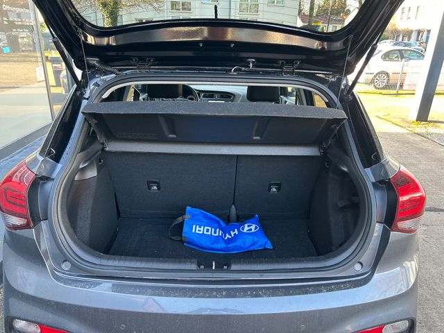 Fahrzeugabbildung Hyundai i20 Automatik+Navi+Kamera+CarPlay+Allw.LM+AHK+BT