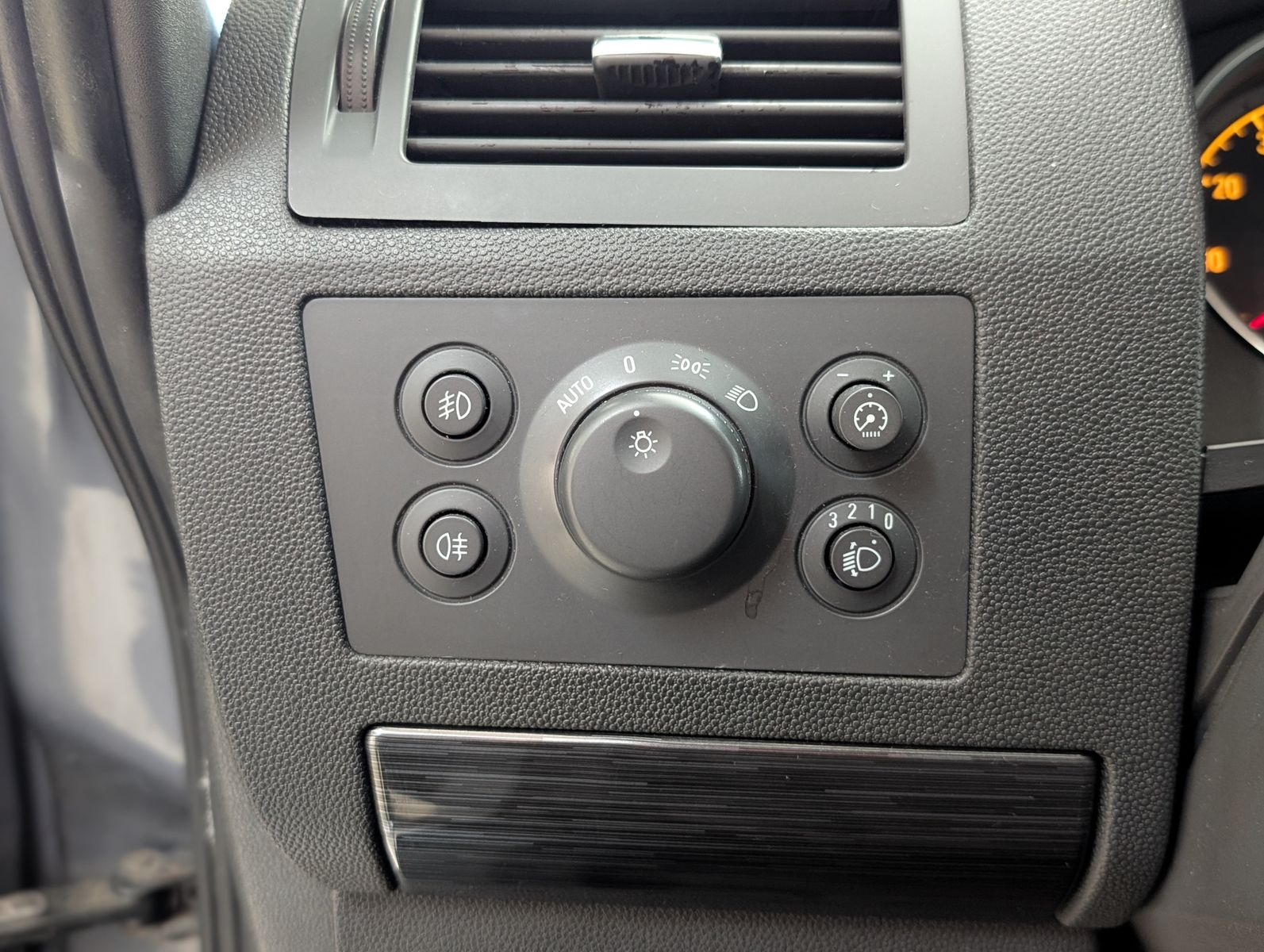 Fahrzeugabbildung Opel Zafira 2.2 Cosmo PANO 7S EURO4 GRÜN PLAK