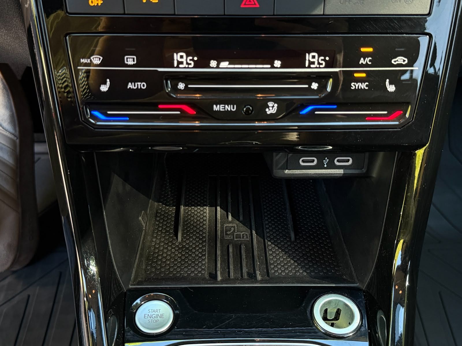 Fahrzeugabbildung Volkswagen T-Cross 1.0 TSI DSG Life LED+KAM+ACC+CARPL+SHZ+