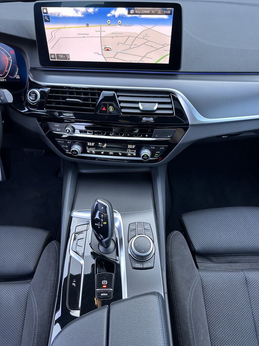 Fahrzeugabbildung BMW 520d Touring M-Sport NAV+LED+AHK+PANO+KAMERA+1HD