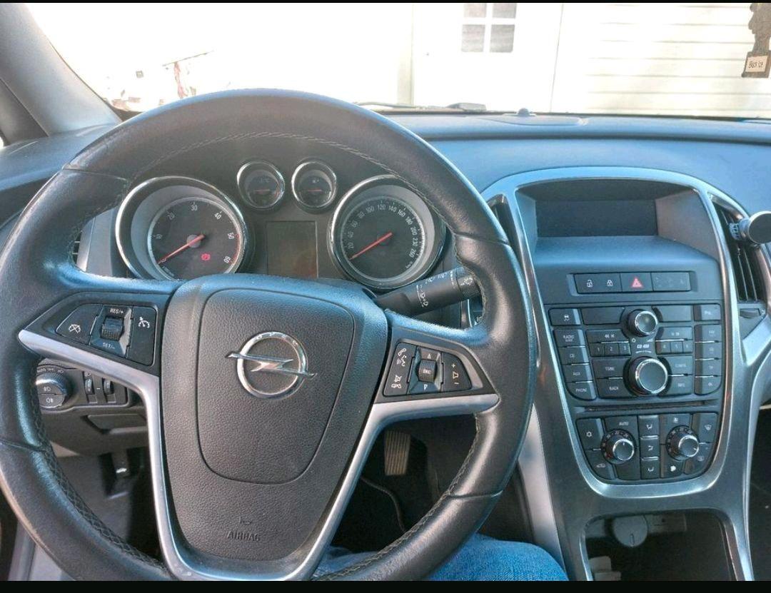 Opel Astra 2011 — photo 5