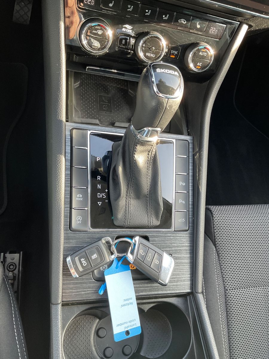 Fahrzeugabbildung SKODA Superb Combi 2.0 TDI DSG STYLE,Standheizung,Car