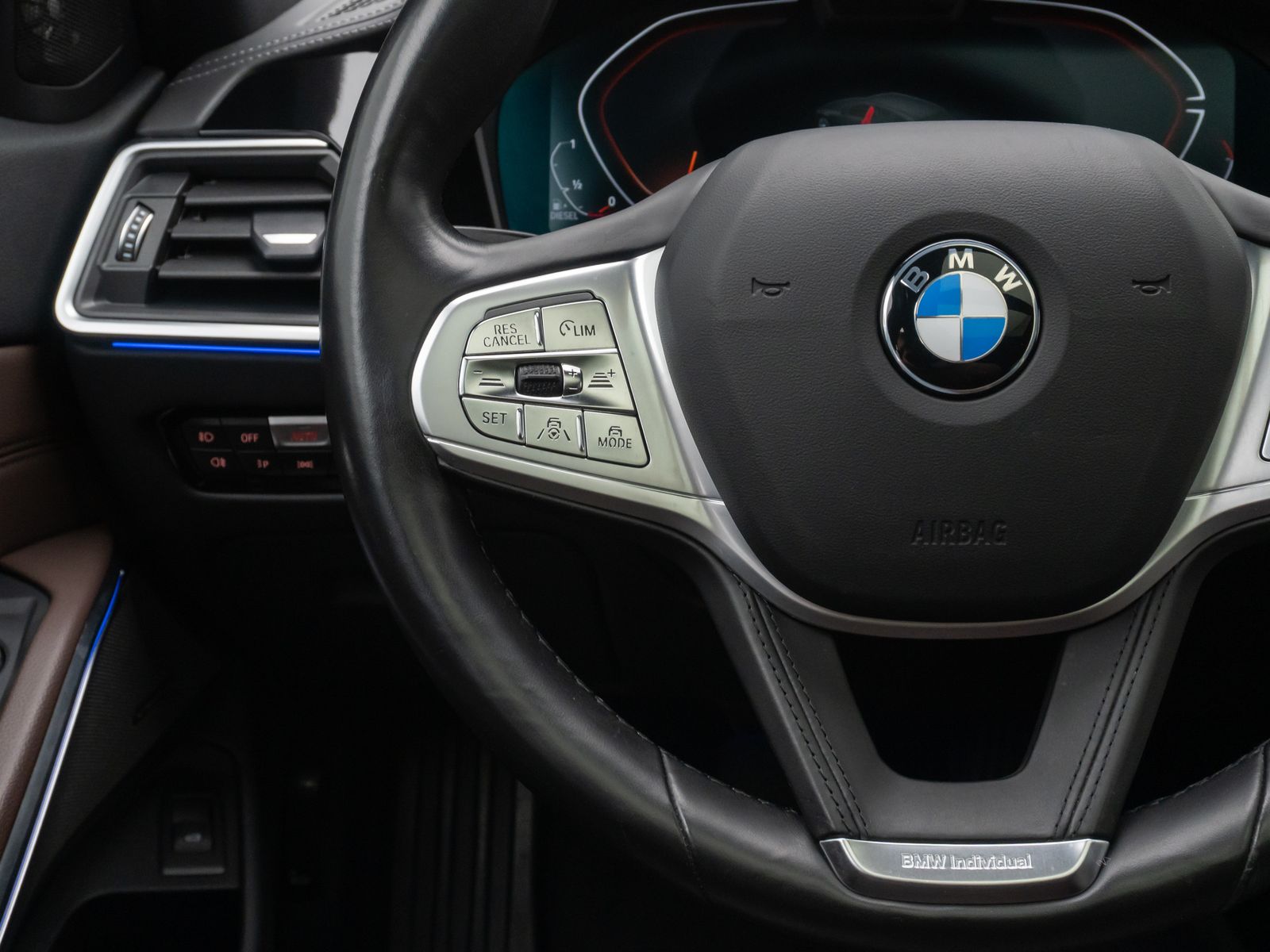 Fahrzeugabbildung BMW 320d xD Luxury Line Panorama Laser HUD DAB H/K