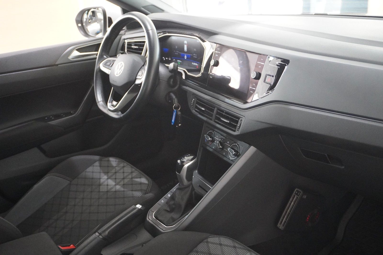 Fahrzeugabbildung Volkswagen Taigo 1.0 TSI R-LINE NAVI/LED/KAMERA/SPORT/DAB+