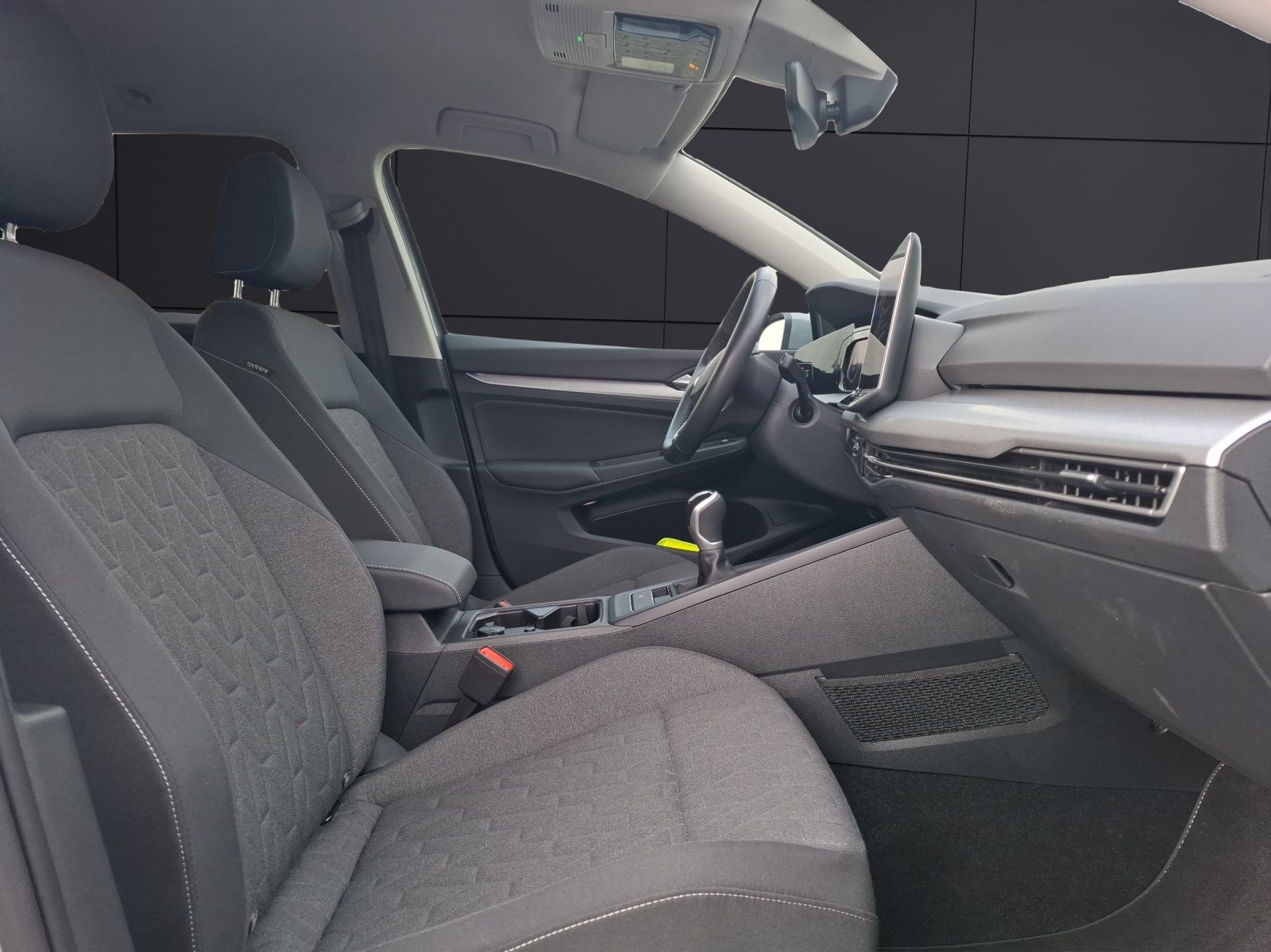 Fahrzeugabbildung Volkswagen Golf VIII Variant TSI Life STH LED Navi ACC HUD