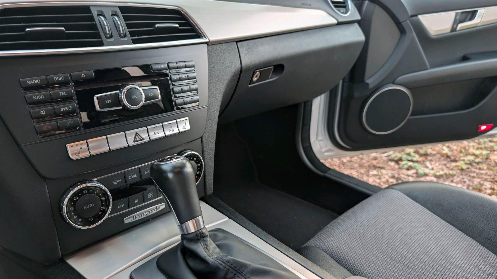 Mercedes-Benz C200 2012 — photo 15