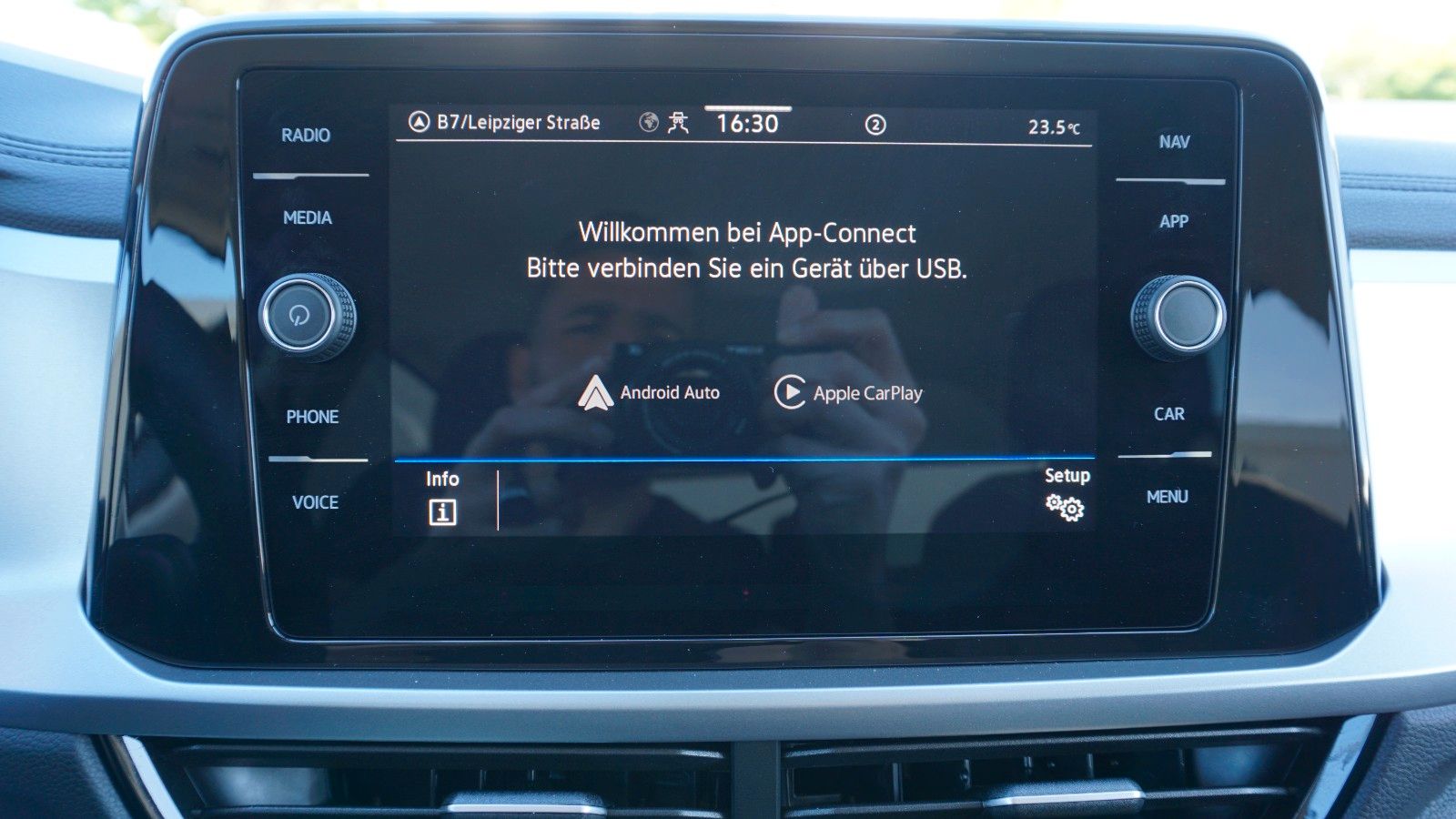 Fahrzeugabbildung Volkswagen T-Roc Life Navi,LED,Park/Lane Assist,SH
