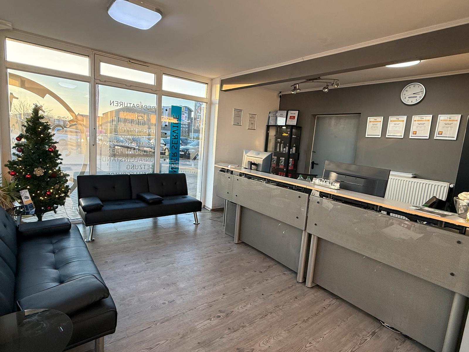 showroom-image-top