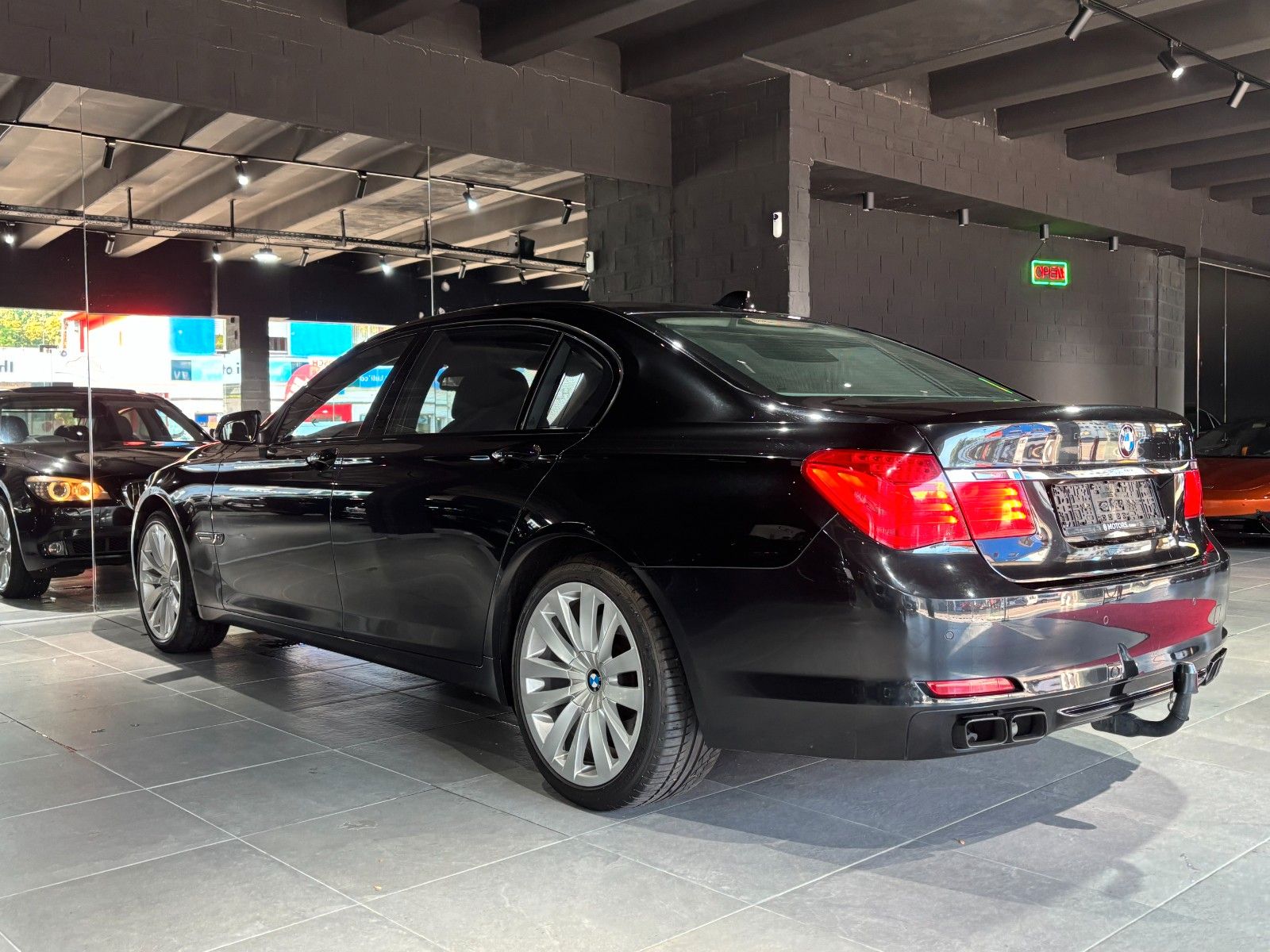 Fahrzeugabbildung BMW 760i L V12/MASSAGE/MEMORY/HUD/SCHIEBEDACH/KAMERA