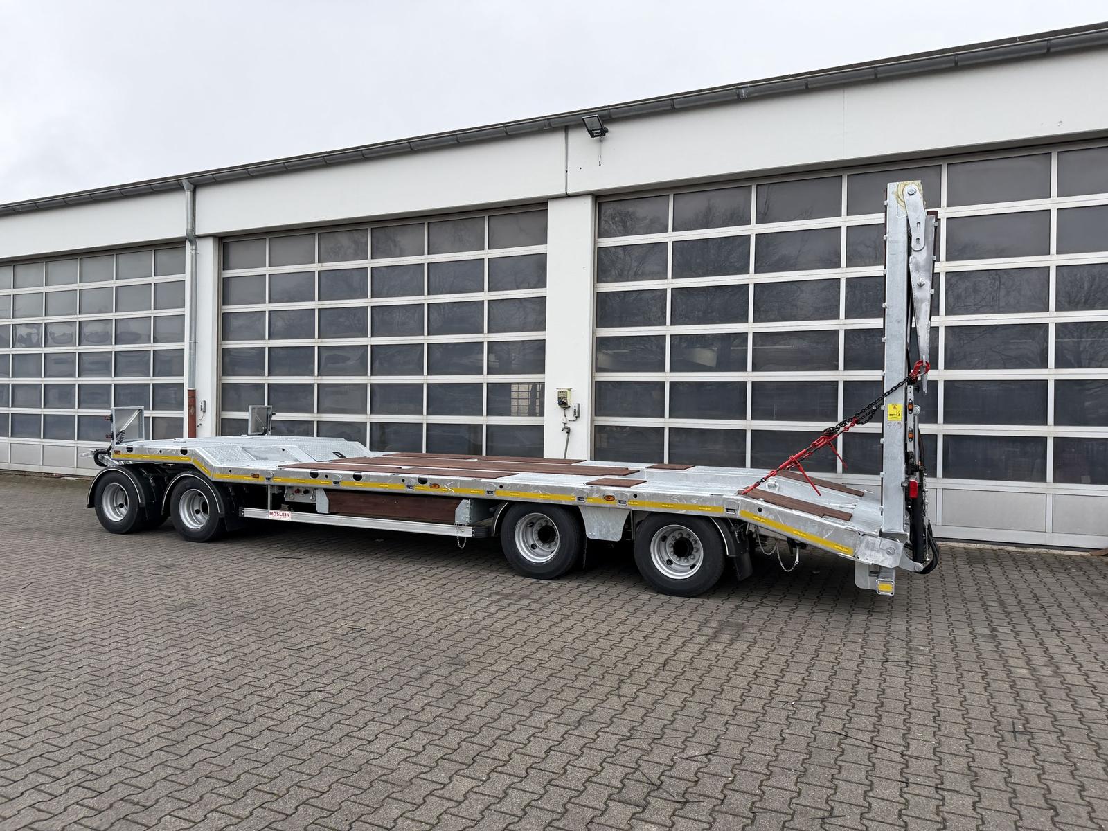 Möslein  neuer 4 Achs Tieflader hydraulischen Rampen