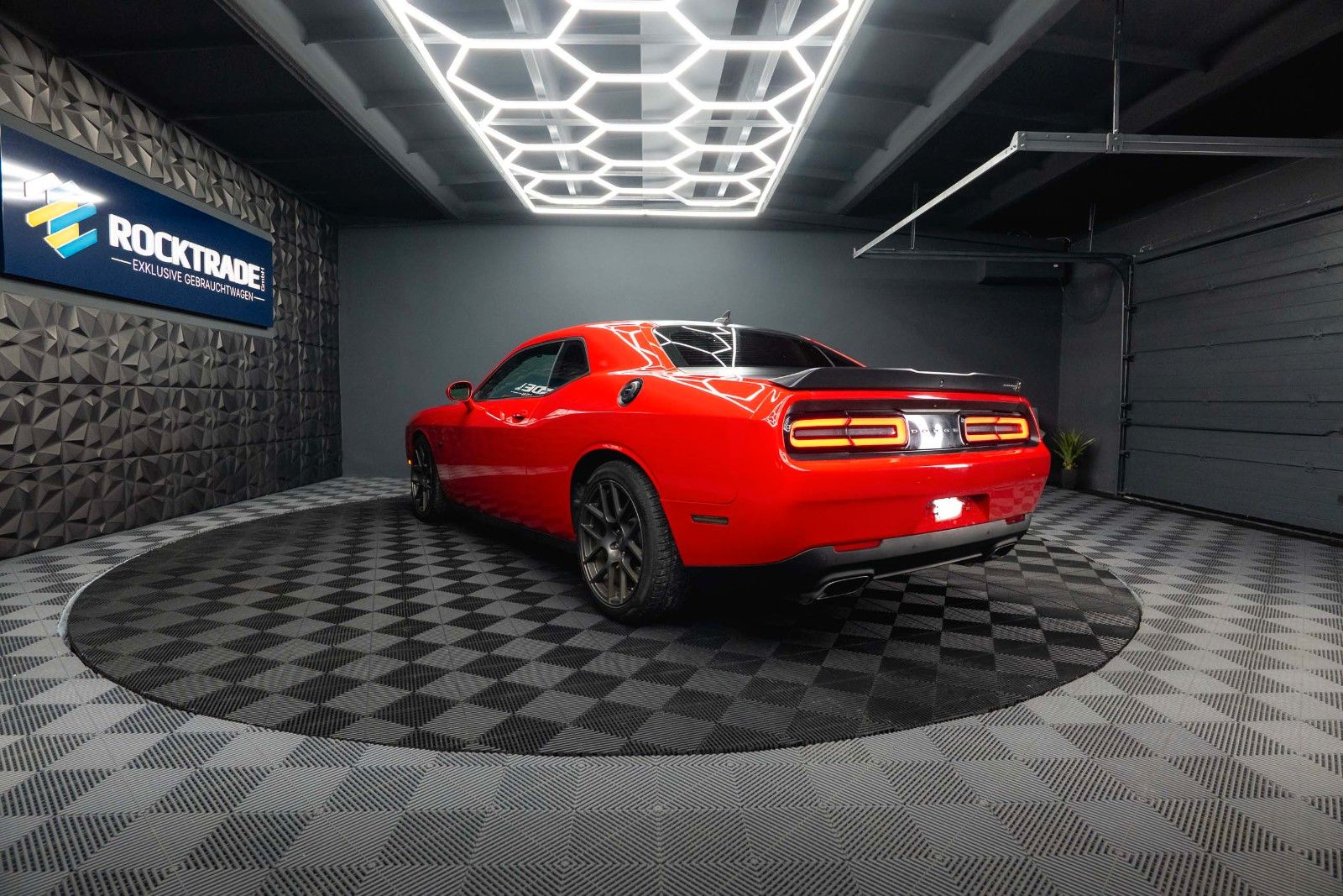 Fahrzeugabbildung Dodge Challenger 6.4 V8 SRT 392 R/T SCATPACK RED DEVIL